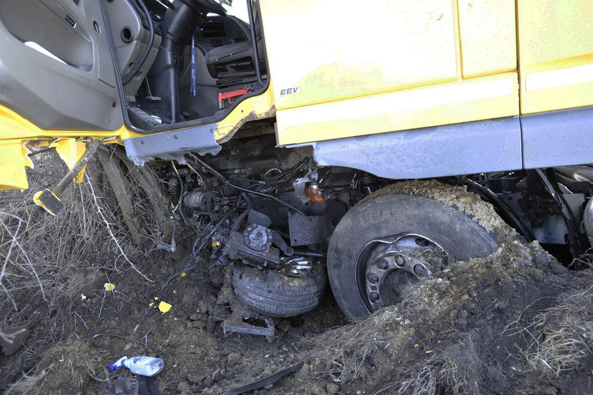 Ecser, 2021. március 9.
Ütközésben összetört kamion Ecser közelében 2021. március 9-én. A 31110-es úton egy autót áttért a szemközti sávba, ahol összeütközött a kamionnal. A balesetben a személygépkocsit vezető 66 éves nő a helyszínen életét vesztette.
MTI/Mihádák Zoltán