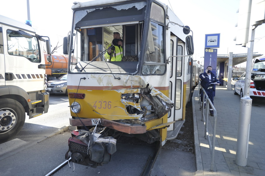 Budapest, 2021. március 8.
Ütközésben megsérült villamos Budapest IX. kerületében, a Könyves Kálmán körút és a Gyáli út kereszteződésénél 2021. március 8-án. A villamos egy teherautóval ütközött össze. A balesetben az elsődleges információk alapján senki nem sérült meg.
MTI/Mihádák Zoltán