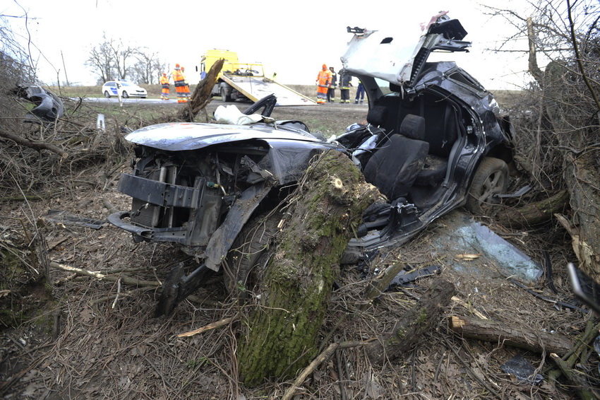 Dömsöd, 2021. március 14.
Összetört személygépkocsi az 51-es főúton Kiskunlacháza és Dömsöd között 2021. március 14-én. A sofőr az árokba hajtott és az autója egy fának csapódott. A jármű vezetője a helyszínen életét vesztette, utasát súlyos sérülésekkel kórházba vitték.
MTI/Mihádák Zoltán