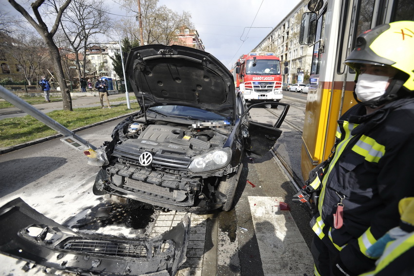 Budapest, 2021. március 19.
Ütközésben összetört személygépkocsi a Hamzsabégi és a Fehérvári út kereszteződésénél 2021. március 19-én. Az autó egy villamossal ütközött össze, a balesetben ketten megsérültek.
MTI/Mihádák Zoltán