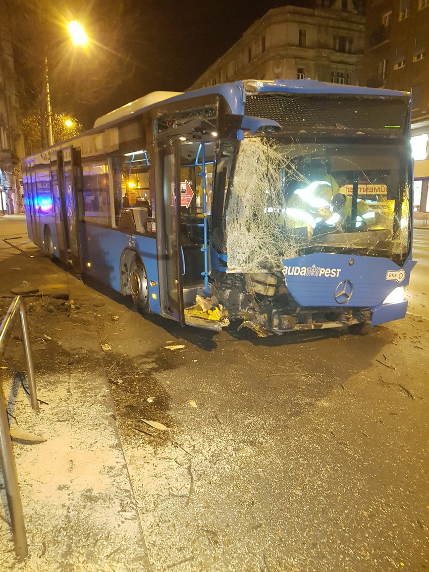Budapest, 2021. március 21.
Összeroncsolódott, menetrend szerint közlekedő 931-es éjszakai autóbusz a főváros VIII. kerületében, a Rákóczi út 15. számú ház előtt, ahol a gépjármű felhajtott a járdára és kidöntött egy fát 2021. március 21-én. A balesetben nem sérült meg senki.
MTI/Mihádák Zoltán