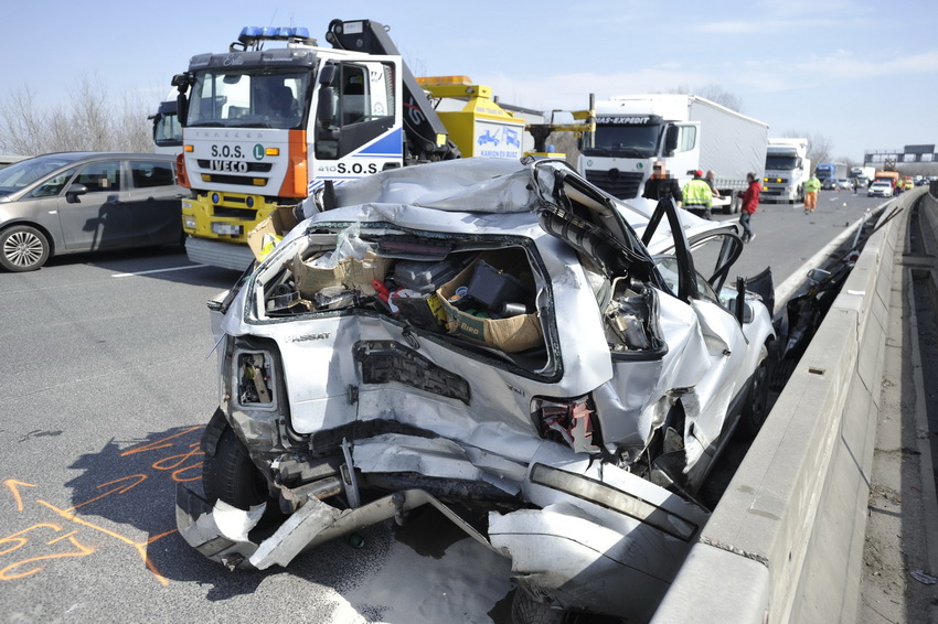 Gyál, 2021. március 27.
Ütközésben összetört személygépkocsi az M0-áson a 27-es kilométernél, Gyál közelében 2021. március 27-én. Az autó egy kamionnal ütközött, utasát a tűzoltók szabadították ki a sérült járműből.
MTI/Mihádák Zoltán