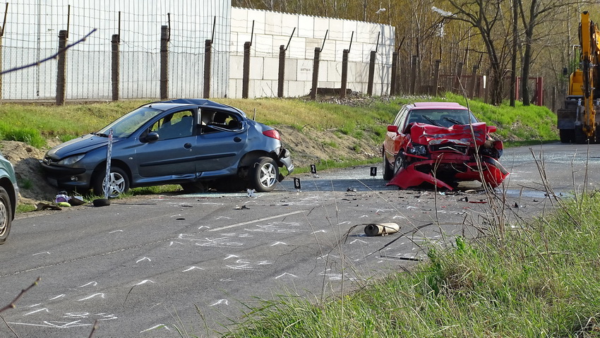 Kecskemét, 2021. április 25.
Összetört személygépkocsik, miután frontálisan ütköztek Kecskemét és Helvécia között 2021. április 25-én. A balesetben egy ember életét vesztette.
MTI/Donka Ferenc