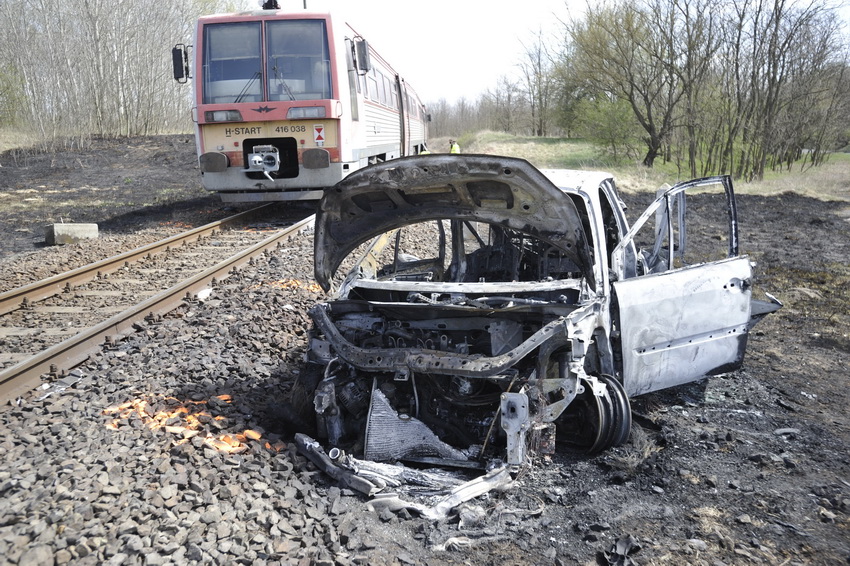 Dabas, 2021. április 12.
Ütközésben összetört, kiégett személygépkocsi az 5-ös főútnál, Dabas közelében, egy vasúti átjáróban 2021. április 12-én. Az autó vonattal ütközött, a sofőrhöz mentők érkeztek. A vonat utasait pótlóbuszok vitték tovább.
MTI/Mihádák Zoltán