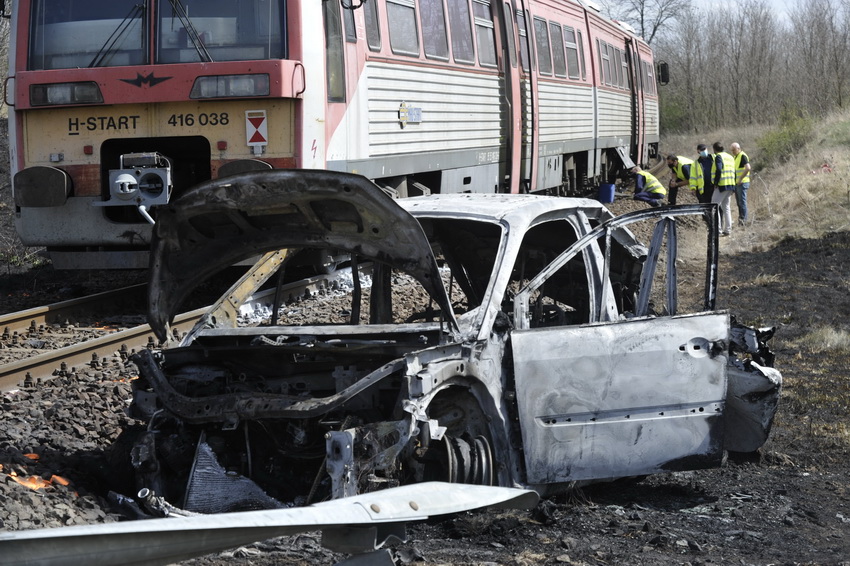 Dabas, 2021. április 12.
Ütközésben összetört, kiégett személygépkocsi az 5-ös főútnál, Dabas közelében, egy vasúti átjáróban 2021. április 12-én. Az autó vonattal ütközött, a sofőrhöz mentők érkeztek. A vonat utasait pótlóbuszok vitték tovább.
MTI/Mihádák Zoltán