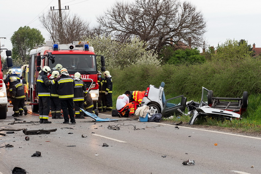 Soltvadkert, 2021. április 28.
Tűzoltók és mentők az 54-es úton, Soltvadkertnél, miután összeütközött egy autóbusz és egy személygépkocsi 2021. április 28-án. A balesetben a személyautó vezetője meghalt.
MTI/Donka Ferenc