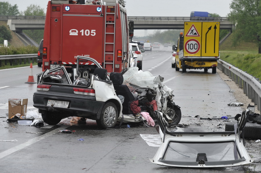 Újhartyán, 2021. május 20.
Összeroncsolódott személygépkocsi, miután belehajtott a közútkezelő terelést előjelző, álló teherautójába (hátul) az M5-ös autópályán, az újhartyáni lehajtónál 2021. május 20-án. A balesetben a személyautó utasa meghalt.
MTI/Mihádák Zoltán