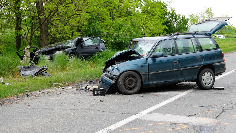 Orosháza, 2021. május 22.
Összeroncsolódott személyautó a Nagyszénás és Orosháza közötti úton 2021. május 22-én. A jármű összeütközött egy másik autóval, a balesetben egy kilencéves gyerek meghalt. Egy másik gyerek súlyosan, a két járművezető könnyebben megsérült.
MTI/Donka Ferenc
