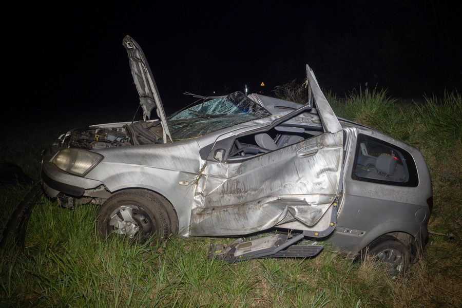 Dunatetétlen, 2021. május 4.
Összeroncsolódott személyautó az 5305-ös út 2-es kilométerénél 2021. május 4-re virradóan. Az autó letért az útról, és árokba borult, a járművet vezető nő a helyszínen meghalt.
MTI/Donka Ferenc