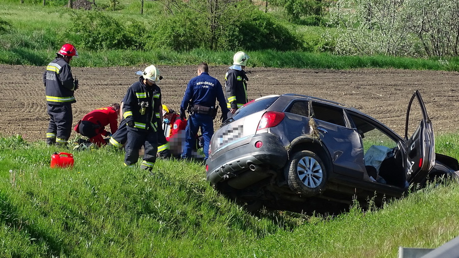 Hódmezővásárhely, 2021. május 4.
Az egyik sérültet ápolják a mentők az összeroncsolódott személyautó mellett a 47-es főút hódmezővásárhelyi elkerülő szakaszán 2021. május 4-én. A gépjármű egy másik személygépkocsival frontálisan összeütközött; a balesetben az egyik autó sofőrje meghalt, ketten pedig megsérültek.
MTI/Donka Ferenc