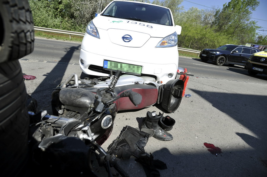 Budapest, 2021. május 4.
Összeroncsolódott motorkerékpár a főváros XX. kerületében, a Határ út és a Szigetvár utca kereszteződésénél 2021. május 4-én, miután összeütközött egy személyautóval. A motoros súlyosan megsérült.
MTI/Mihádák Zoltán
