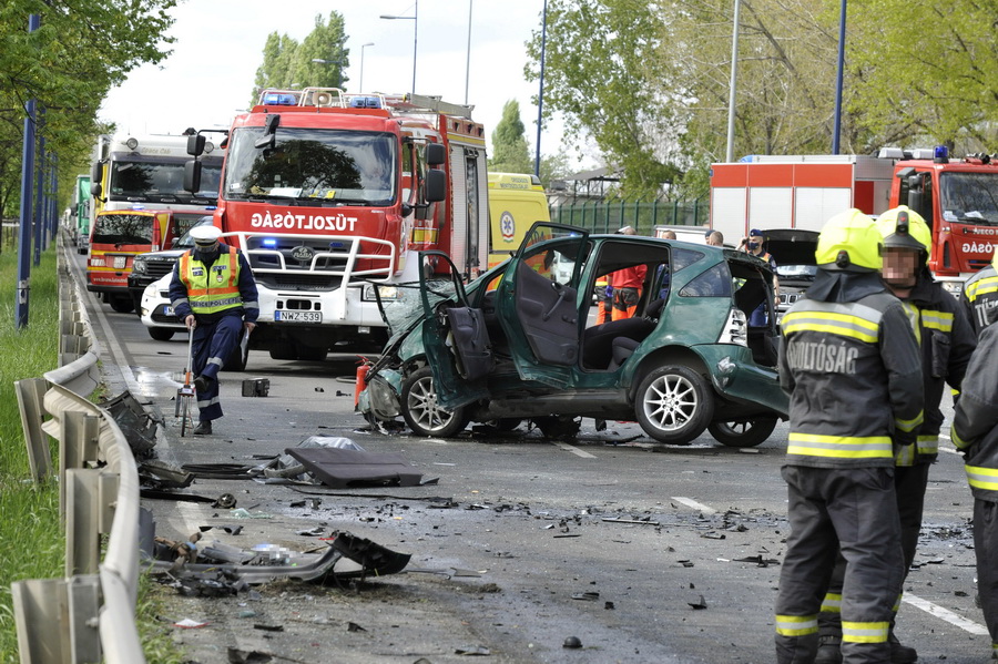 Budapest, 2021. május 6.
Összeroncsolódott személyautó 2021. május 6-án a Ferihegyi repülőtérre vezető úton, a repülőtér D portájánál, ahol négy autó összeütközött. A balesetben egy ember meghalt, többen megsérültek.
MTI/Mihádák Zoltán