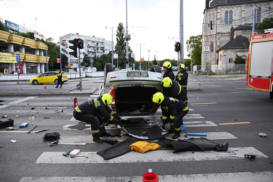 Budapest, 2021. május 30.
Felborult, összetört személygépkocsi a Váci úton, a Lehel térnél 2021. május 30-án hajnalban. Az autó a járdaszigetre hajtott és felborult, sofőrjét súlyos sérülésekkel vitték kórházba a mentők.
MTI/Mihádák Zoltán