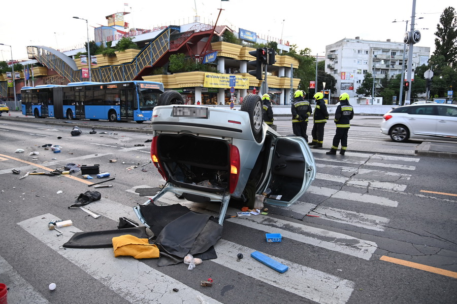 Budapest, 2021. május 30.
Felborult, összetört személygépkocsi a Váci úton, a Lehel térnél 2021. május 30-án hajnalban. Az autó a járdaszigetre hajtott és felborult, sofőrjét súlyos sérülésekkel vitték kórházba a mentők.
MTI/Mihádák Zoltán