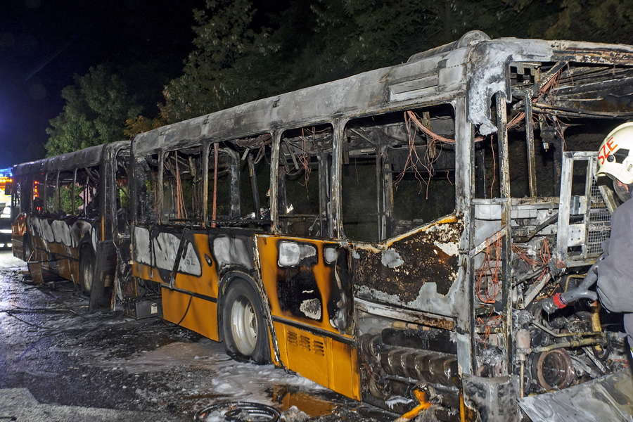 Érd, 2021. május 29.
Kiégett autóbusz az M7-es autópályán Érdnél, a Balaton felé tartó oldalon 2021. május 28-án este. A járművön ketten voltak, de ők időben elhagyták a buszt. A balesetben senki sem sérült meg.
MTI/Lakatos Péter