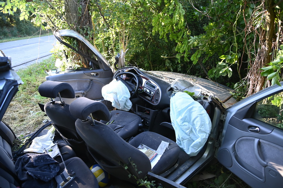 Biatorbágy, 2021. június 13.
Fának csapódott, összetört személygépkocsi Biatorbágy közelében a 8101-es úton 2021. június 13-án. A balesetben a jármű 52 éves utasa a helyszínen meghalt, a 43 éves férfi sofőrt súlyos sérülésekkel vitték kórházba.
MTI/Mihádák Zoltán