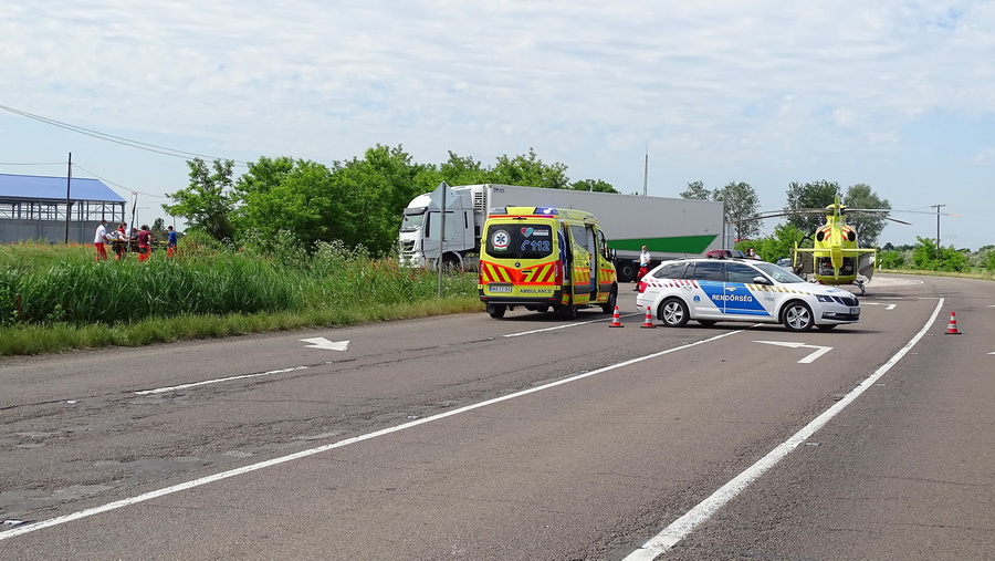 Mezőhék, 2021. június 12.
A mentőhelikopterhez viszik a mezőhéki vasúti átjáróban történt baleset egyik sérültjét 2021. június 12-én. Egy személygépkocsi vezetője a fényjelző készülék tilos jelzése ellenére a sínekre hajtott, ahol összeütközött a Szentesről Szolnok irányába tartó személyvonattal. Az autó az ütközéstől az útszéli árokba csapódott, vezetőjét a helyszínre érkező tűzoltók emelték ki a járműből. Őt mentőhelikopter vitte el, míg vele utazó gyermekét mentőautóval vitték kórházba.
MTI/Donka Ferenc
