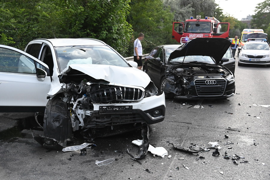 Budapest, 2021. július 24.
Összeroncsolódott személyautók a főváros XIX. kerületben, a Ferihegyi repülőtérre vezető út Sibrik Miklós úti felüljáró utáni szakaszán, Vecsés irányában, miután a két gépjármű összeütközött 2021. július 24-én. A balesetben négy ember sérült meg.
MTI/Mihádák Zoltán