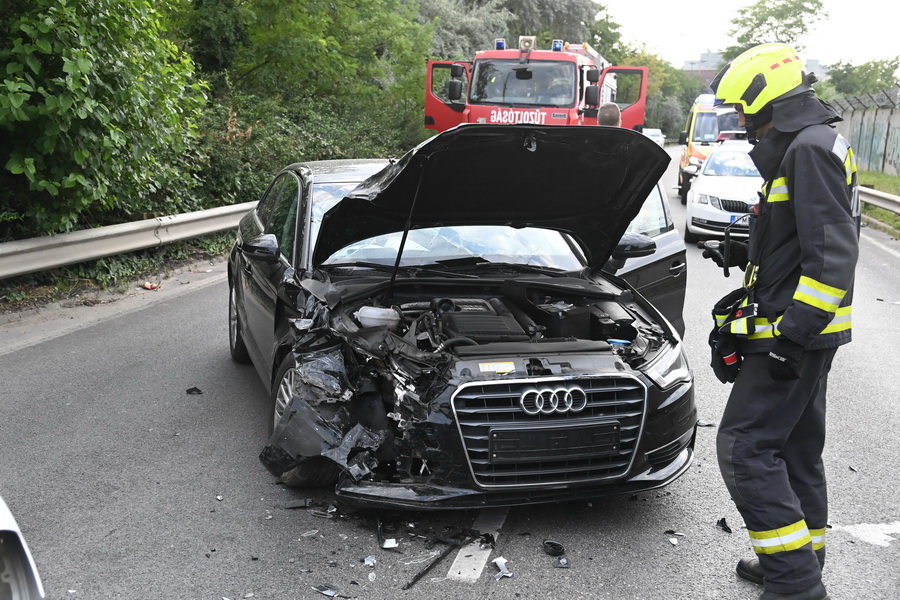 Budapest, 2021. július 24.
Tűzoltó összeroncsolódott személyautónál a főváros XIX. kerületben, a Ferihegyi repülőtérre vezető út Sibrik Miklós úti felüljáró utáni szakaszán, Vecsés irányában, miután a gépjármű összeütközött egy másik személygépkocsival 2021. július 24-én. A balesetben négy ember sérült meg.
MTI/Mihádák Zoltán