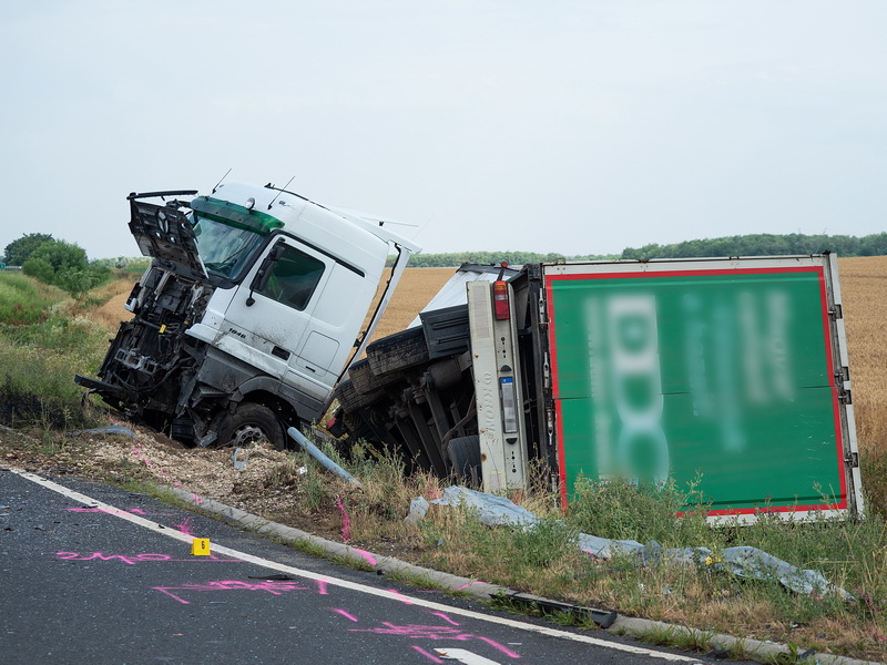 Szedres, 2021. július 9.
Árokba borult kamion, miután személygépkocsival ütközött a Tolna megyei Szedres közelében, a 631-es és a 6235-ös út kereszteződésében 2021. július 9-én. A balesetben hárman megsérültek.
MTI/Donka Ferenc
