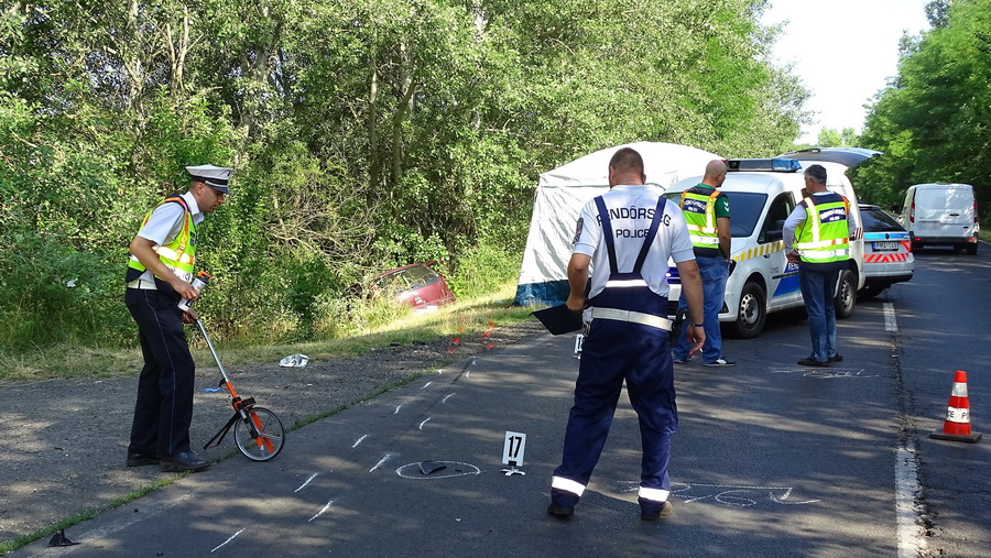 Kistelek, 2021. július 6.
Rendőrök helyszínelnek az 5-ös főút 142-es kilométerénél, Kisteleken, ahol egy személygépkocsi kisteherautóval ütközött össze 2021. július 6-án. A balesetben a személyautó vezetője a helyszínen meghalt, a másik jármű vezetője nem sérült meg.
MTI/Donka Ferenc