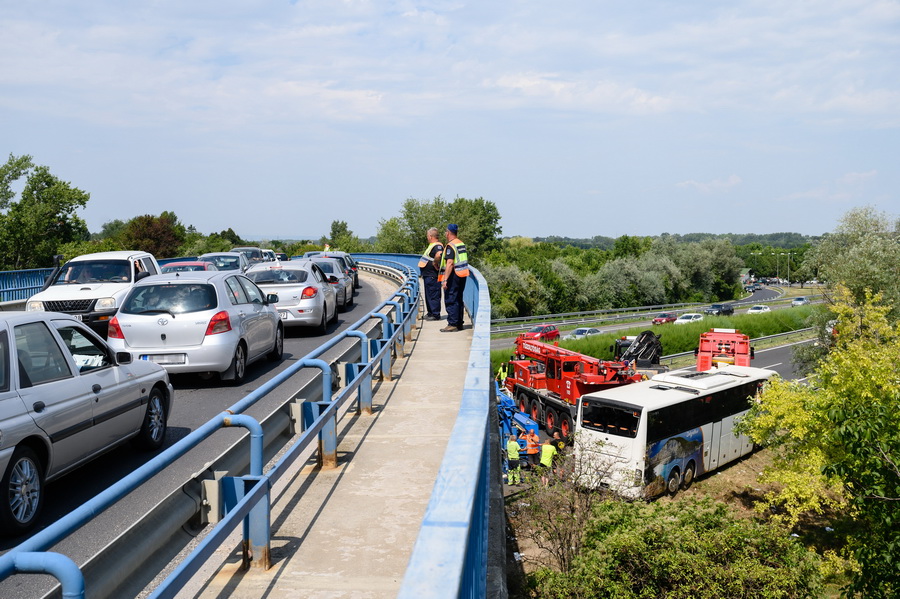 Szabadbattyán, 2021. augusztus 15.
Járművek az M7-es autópálya felüljáróján a hajnalban balesetet szenvedett autóbusz (lent) mentése közben Szabadbattyán közelében 2021. augusztus 15-én. A balesetben nyolcan meghaltak, nyolcan sérültek meg súlyosan, negyvenen könnyebben. A buszon Horvátországban nyaraló magyar turisták utaztak.
MTI/Vasvári Tamás