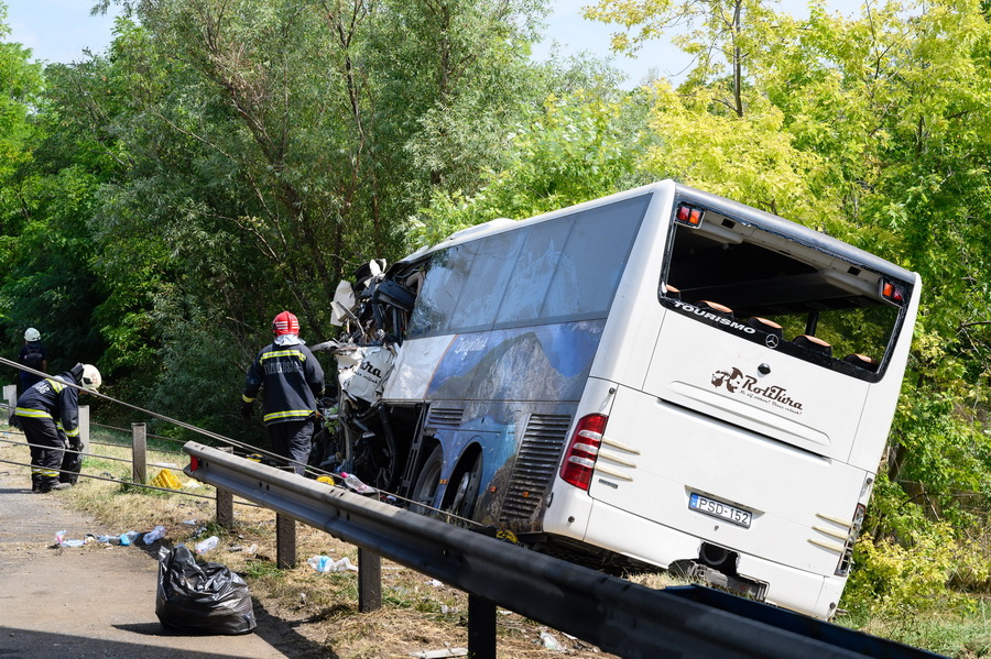 Szabadbattyán, 2021. augusztus 15.
Tűzoltók kiemelik az árokból a hajnalban balesetet szenvedett autóbuszt az M7-es autópálya mellett Szabadbattyán közelében 2021. augusztus 15-én. A balesetben nyolcan meghaltak, nyolcan sérültek meg súlyosan, negyvenen könnyebben. A buszon Horvátországban nyaraló magyar turisták utaztak.
MTI/Vasvári Tamás