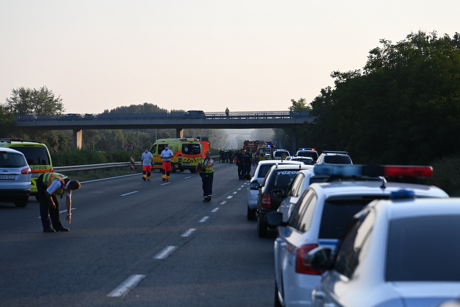 Szabadbattyán, 2021. augusztus 15.
Rendőri helyszínelés az M7-es autópályán Szabadbattyán közelében, ahol árokba borult egy autóbusz 2021. augusztus 15-én hajnalban. A balesetben legalább nyolcan meghaltak.
MTI/Mihádák Zoltán