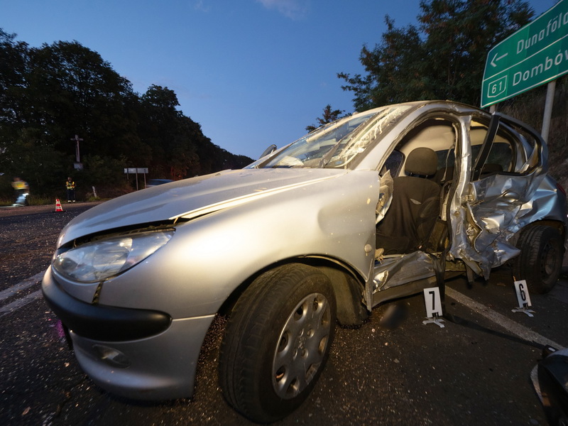 Nagykónyi, 2021. szeptember 4.
Összetört személygépkocsi, miután egy másik autóval ütközött a Tolna megyei Nagykónyinál, a 61-es főút és a 651-es út kereszteződésében 2021. szeptember 4-én. A balesetben egy ember életét vesztette.
MTI/Donka Ferenc