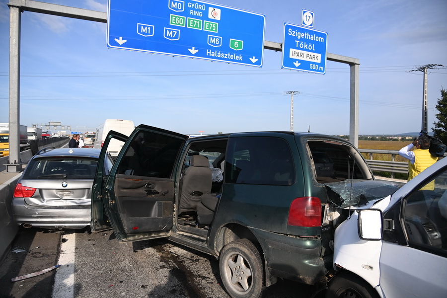 Szigetszentmiklós, 2021. szeptember 2.
Összetört autók az M0-s autóút 18-as kilométerénél, a szigetszentmiklósi csomópont közelében 2021. szeptember 2-án. A három karambolozó jármű közül kettőt román állampolgár vezetett, akik határsértőket szállítottak. A baleset helyszínén elfogtak tizenegy, magát iraki és szír állampolgárnak valló férfit, a sofőrrel együtt előállítják őket. A határsértőket – meghallgatásuk után - visszakísérik a biztonsági határzárhoz, a két román sofőr ellen embercsempészés bűntettének gyanúja miatt büntetőeljárás indul.
MTI/Mihádák Zoltán