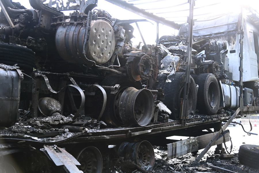Törökbálint, 2021. szeptember 7.
Kamion kiégett pótkocsija az M0-s autóúton, Törökbálintnál 2021. szeptember 7-én. A pótkocsi, amelyen három nyerges vontató és gumiabroncsok voltak, teljes terjedelmében leégett.
MTI/Mihádák Zoltán