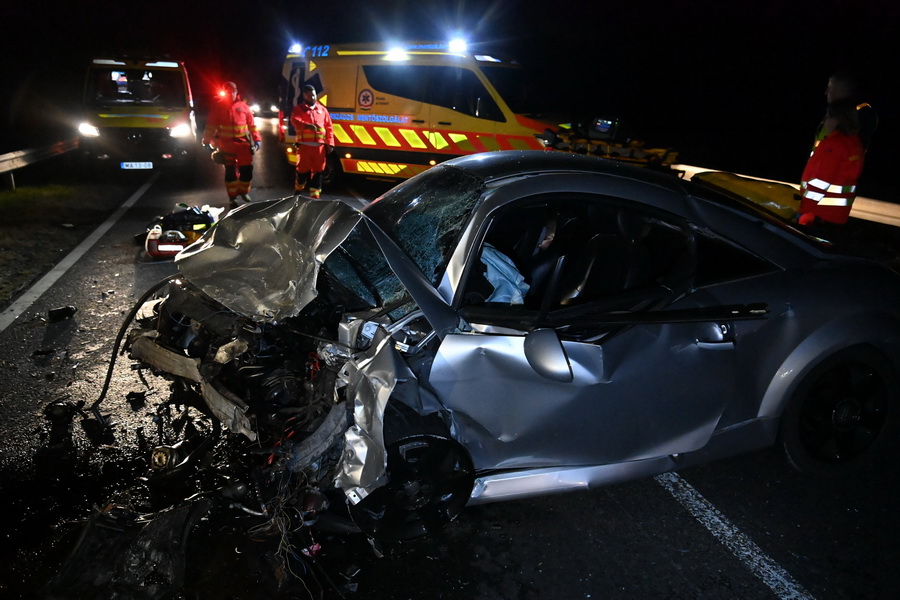 Budapest, 2021. október 10.
Megroncsolódott személygépkocsi, miután egy másik autóval ütközött Budapesten, a 6-os úton 2021. október 9-én. A balesetben egy ember meghalt.
MTI/Mihádák Zoltán