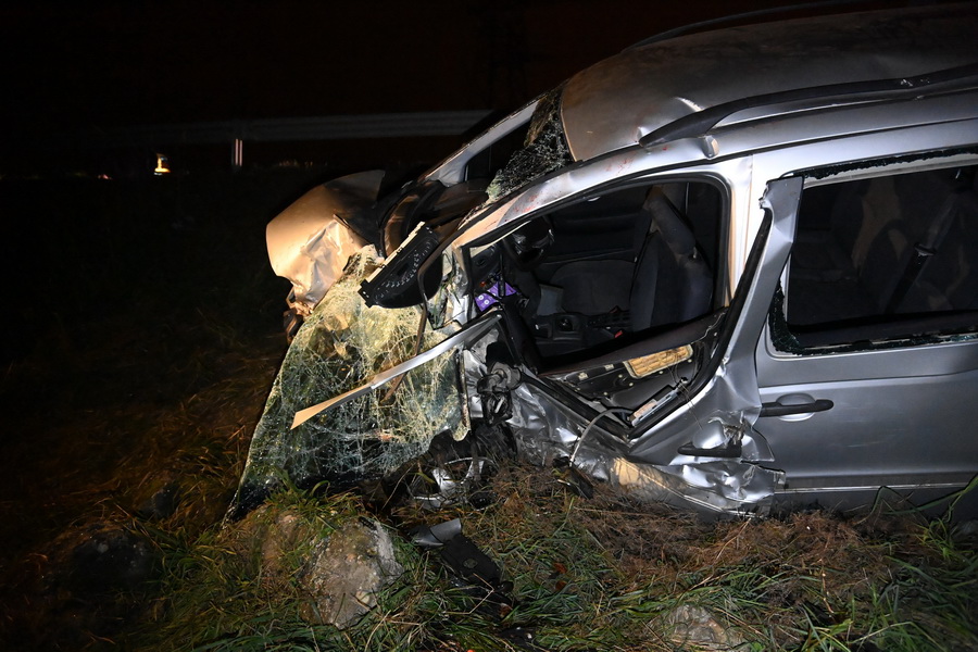 Budapest, 2021. október 10.
Megroncsolódott személygépkocsi az árokban, miután egy másik autóval ütközött és lezuhant a 6-os útról Budapesten 2021. október 9-én. A balesetben egy ember meghalt.
MTI/Mihádák Zoltán