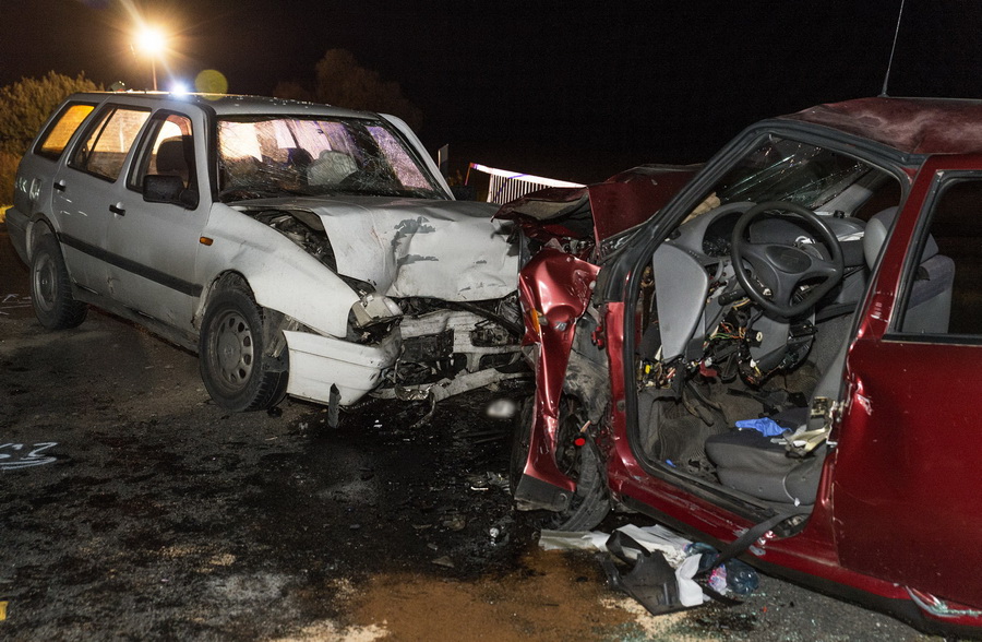 Győrújbarát, 2021. október 5.
Összeroncsolódott személyautók a 83133-as számú úton Győrújbarát határában 2021. október 4-én este. A két jármű frontálisan ütközött, a balesetben ketten meghaltak, egy ember súlyosan megsérült.
MTI/Krizsán Csaba