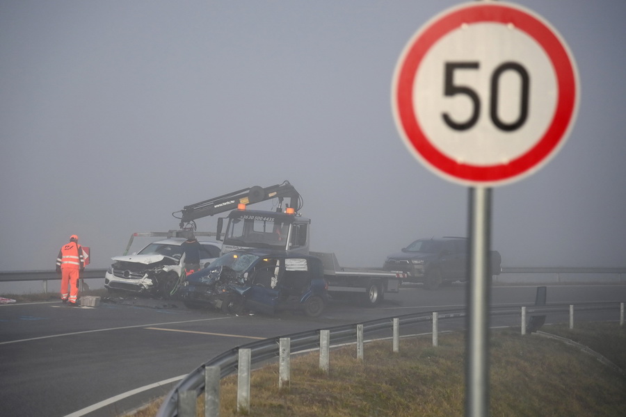Dunakeszi, 2021. október 15.
Összetört személygépkocsik, miután összeütköztek a 2-es főút és az M2-es autóútra vezető összekötő út csomópontjában, Dunakeszi közelében 2021. október 15-én. A balesetben többen megsérültek.
MTI/Mihádák Zoltán