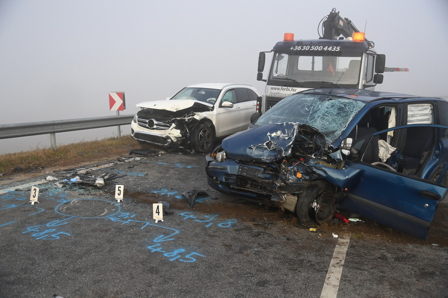 Dunakeszi, 2021. október 15.
Összetört személygépkocsik, miután összeütköztek a 2-es főút és az M2-es autóútra vezető összekötő út csomópontjában, Dunakeszi közelében 2021. október 15-én. A balesetben többen megsérültek.
MTI/Mihádák Zoltán