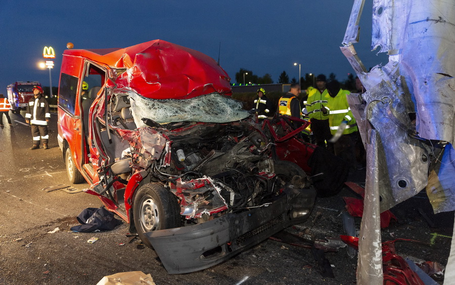 Bábolna, 2021. október 19.
Ütközésben összetört járművek az M1-es autópálya Győr felé vezető oldalán, Bábolna közelében 2021. október 19-én. Az öt halálos áldozat mellett egy további sérültje is van a balesetnek, őt stabil állapotban vitték kórházba a mentők.
MTI/Krizsán Csaba