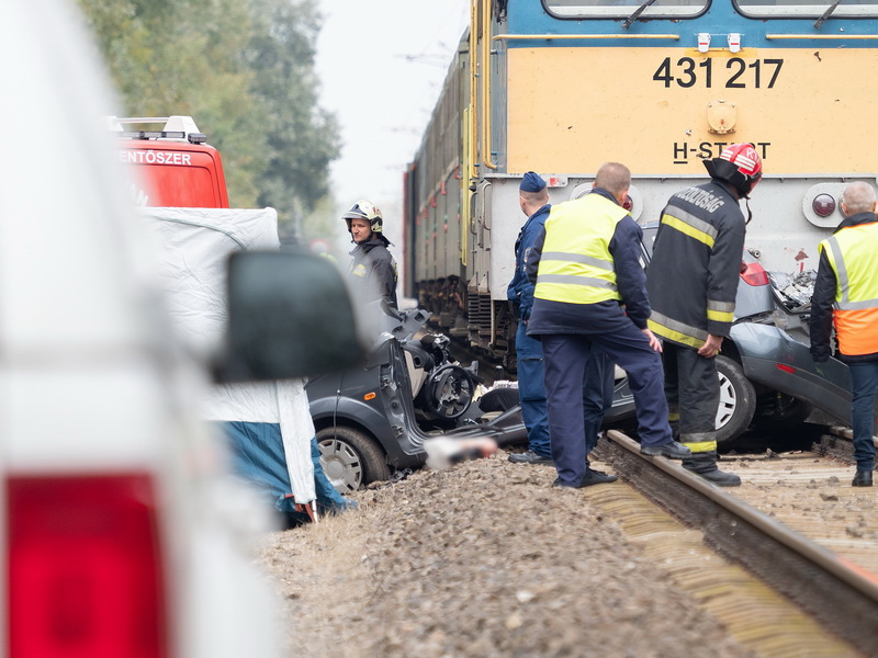 Csengele, 2021. október 18.
Összeroncsolódott személygépkocsi, miután vonattal ütközött egy vasúti átjáróban a Csongrád-Csanád megyei Csengele külterületén 2021. október 18-án. A balesetben az autó vezetője életét vesztette, a vonaton utazók közül senki nem sérült meg.
MTI/Donka Ferenc