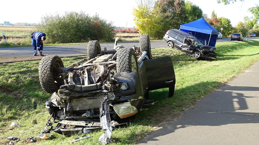 Orosháza, 2021. október 20.
Felborult és összeroncsolódott személyautó az Orosháza és Kardoskút közötti úton, miután a két gépjármű összeütközött 2021. október 20-án. A balesetben meghalt egy sofőr; az elsődleges információk szerint a másik autó vezetője is megsérült.
MTI/Donka Ferenc
