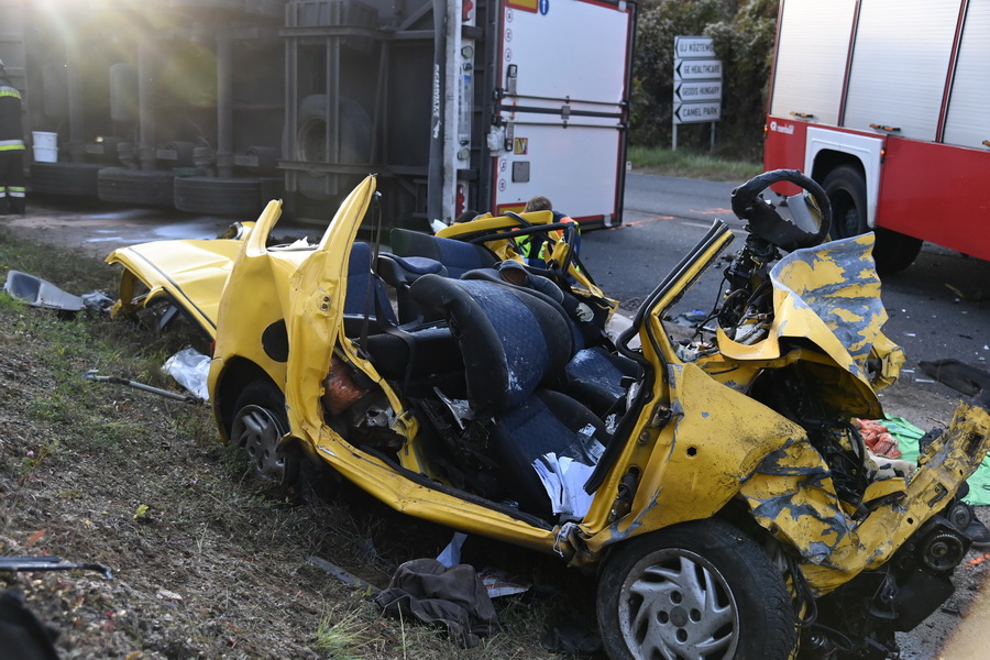 Budaörs, 2021. október 19.
Ütközésben összeroncsolódott személygépkocsi Budaörsön, a Vasút utcában 2021. október 19-én. A balesetben a személyautót vezető 33 éves férfi olyan súlyos sérüléseket szenvedett, hogy a helyszínen életét vesztette.
MTI/Mihádák Zoltán