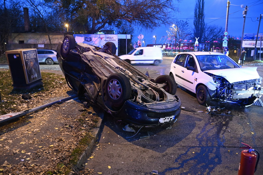 Budapest, 2021. november 18.
Ütközésben összetört személygépkocsik a XIX. kerületben, a Hofherr Albert utca és az Ady Endre út kereszteződésében 2021. november 18-án. A balesetben többen megsérültek.
MTI/Mihádák Zoltán