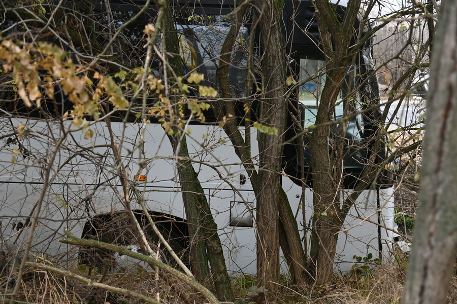 Bugyi, 2021. november 22.
Összetört autóbusz a Pest megyei Bugyinál, Alsóráda puszta közelében 2021. november 22-én, miután a jármű letért az úttestről és az árokba hajtott. A balesetben egy ember súlyosan megsérült.
MTI/Mihádák Zoltán