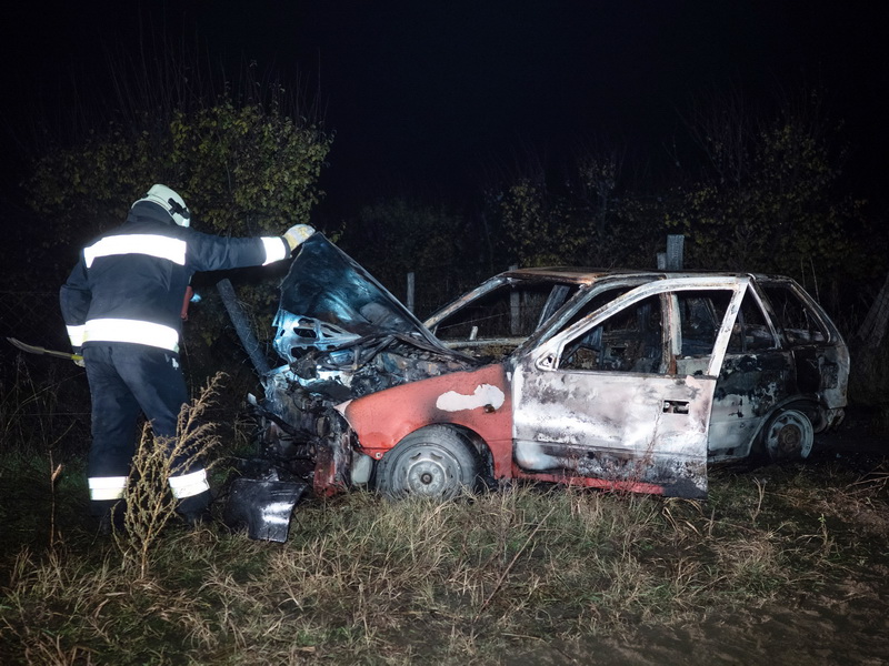 Kecel, 2021. november 8.
Rendőrségi helyszínelés a Bács-Kiskun megyei Kecelnél, ahol kigyulladt egy személygépkocsi, miután kerítésoszlopnak ütközött 2021. november 7-én. A sofőr bennégett a járműben.
MTI/Donka Ferenc