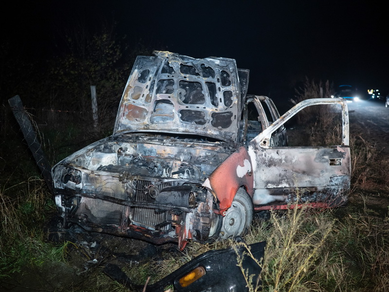 Kecel, 2021. november 8.
Kiégett személygépkocsi, miután kerítésoszlopnak ütközött a Bács-Kiskun megyei Kecelnél 2021. november 7-én. A sofőr bennégett a járműben.
MTI/Donka Ferenc