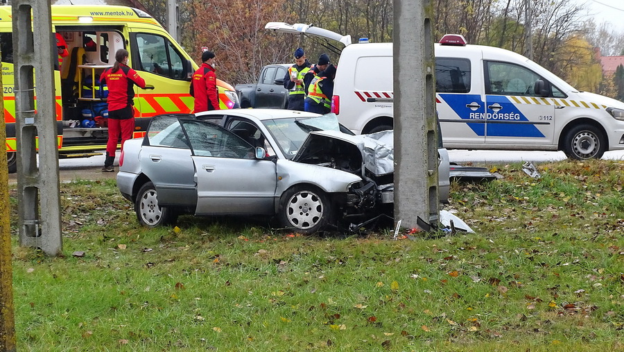 Ópusztaszer, 2021. november 8.
Mentők és rendőrök a Csongrád-Csanád megyei Ópusztaszeren, ahol oszlopnak ütközött egy személygépkocsi 2021. november 8-án. A balesetben az autó vezetője meghalt.
MTI/Donka Ferenc