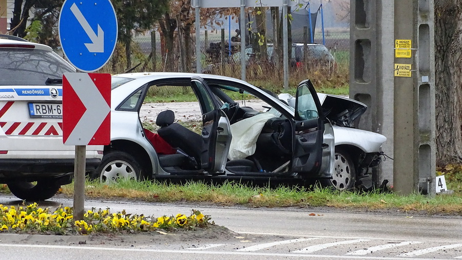 Ópusztaszer, 2021. november 8.
Oszlopnak ütközött személygépkocsi a Csongrád-Csanád megyei Ópusztaszeren 2021. november 8-án. A balesetben az autó vezetője meghalt.
MTI/Donka Ferenc