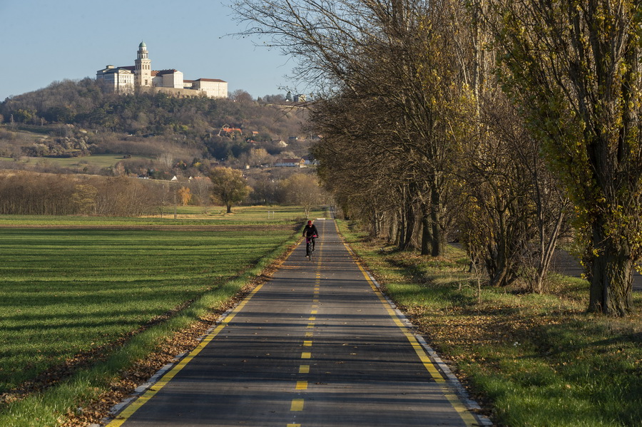 Átadták A Győrt Pannonhalmával összekötő Kerékpárutat