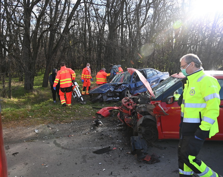 Budapest, 2021. december 3.
Sérültnek segítenek a mentősök az összeroncsolódott gépjárművek mellett a főváros XXIII. kerületében, a Szentlőrinci út és Szent László utca találkozásánál, ahol két személyautó és egy pick-up kisteherautó ütközött össze 2021. december 3-án. A balesetben négyen, köztük egy gyermek, súlyosan megsérültek, őket a mentők kórházba vitték.
MTI/Mihádák Zoltán