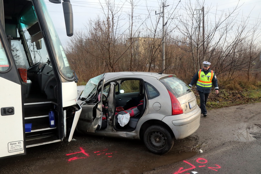 Berente, 2021. december 7.
Ütközésben összetört személyautó és autóbusz a 26-os számú főúton a berentei elágazásnál 2021. december 7-én. A balesetben az autót vezető 26 éves helyi nő a helyszínen meghalt.
MTI/Vajda János