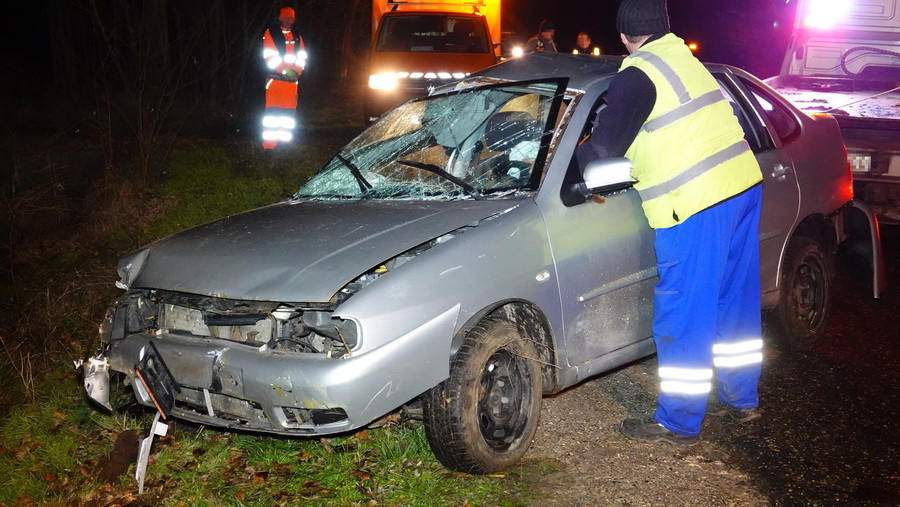 Törtel, 2021. december 16.
Összeroncsolódott személyautó Törtelnél, a 4609-es úton, miután a gépjármű tisztázatlan okból lesodródott az útról és árokba csapódott 2021. december 15-én. A 32 éves sofőr kizuhant az autóból, sérüléseibe a helyszínen belehalt.
MTI/Donka Ferenc